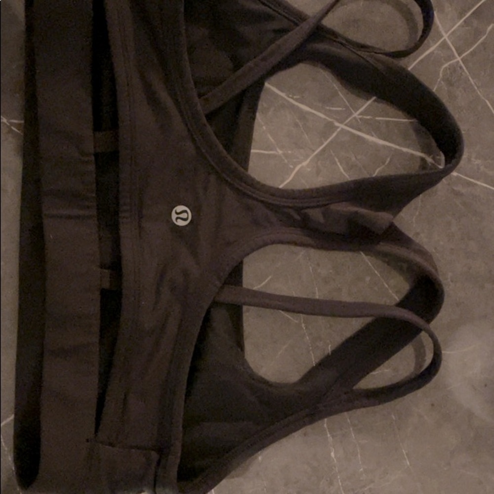 Black LuLulemon sports bra